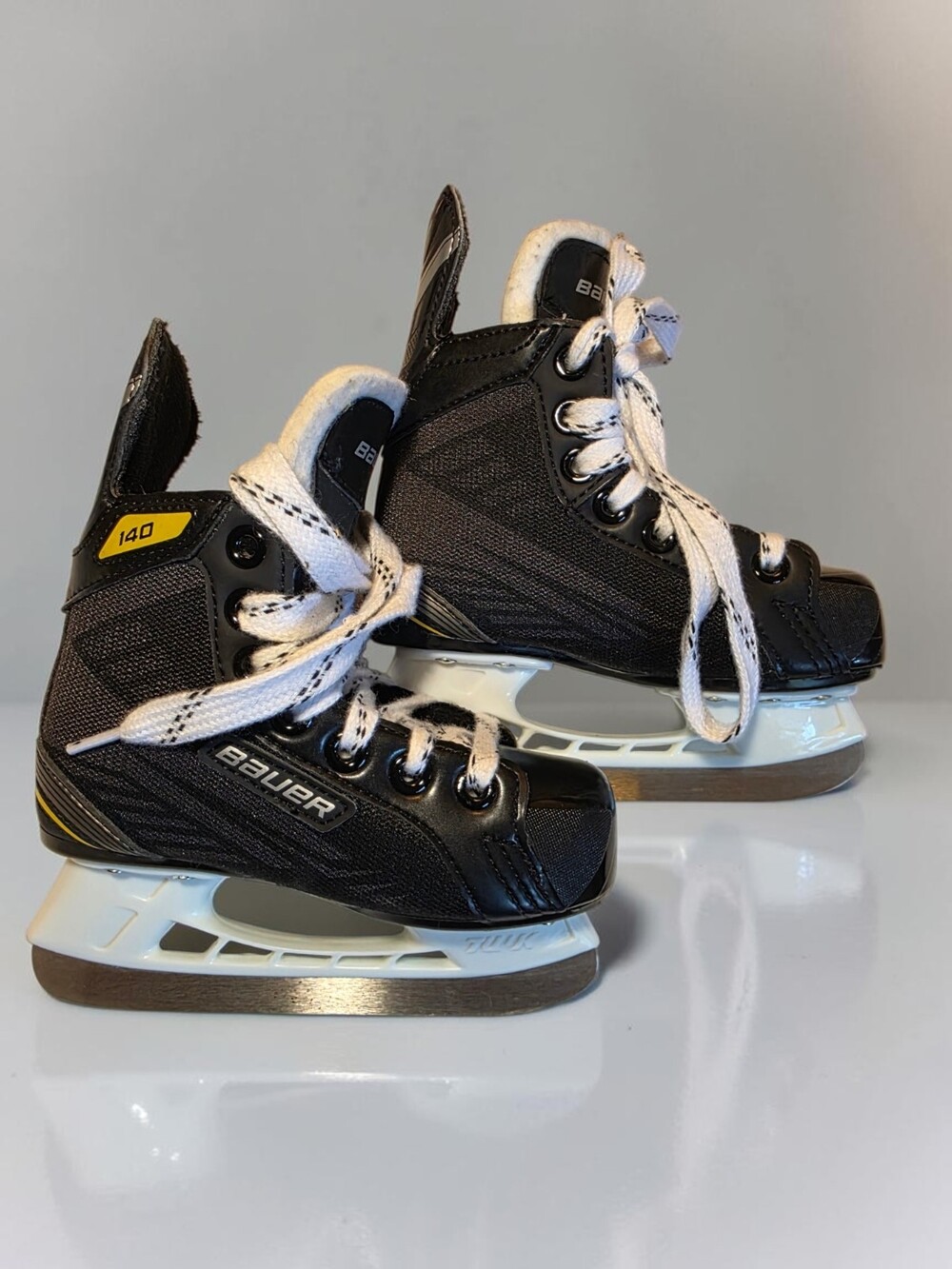 Bauer Supreme 140 Youth Size 9 Ice Hockey Skates Y9